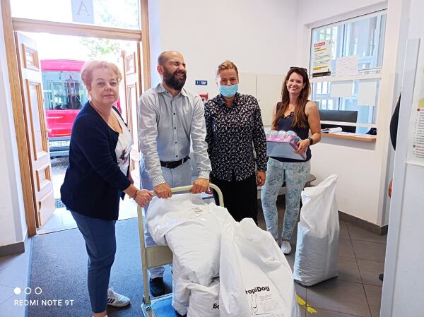 Kolejna tona karmy przekazana dla potrzebujących piesków i kotków. 